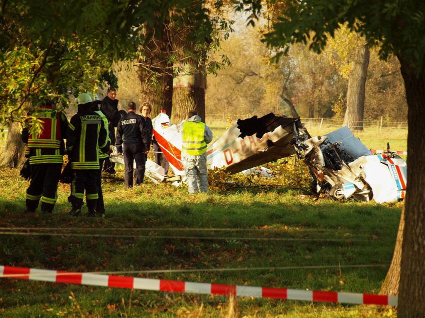 Kleinflugzeug abgestuerzt Sankt Augustin Meindorf P060.JPG